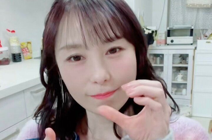 【写真・画像】54歳美魔女、ミニスカから覗く美脚に絶賛の声「足綺麗」22歳の娘と服を交換 1枚目