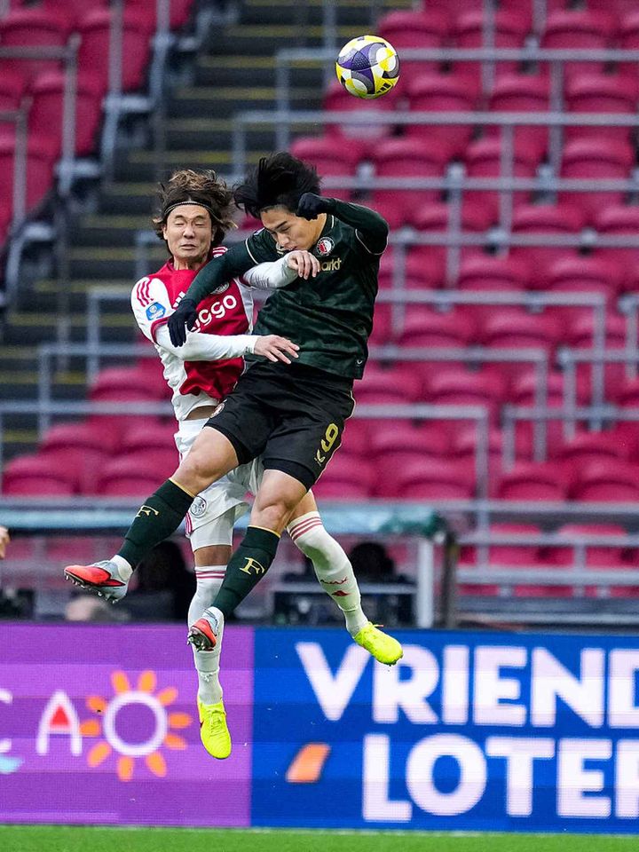 画像: 競り合う板倉と上田 (C)Getty Images