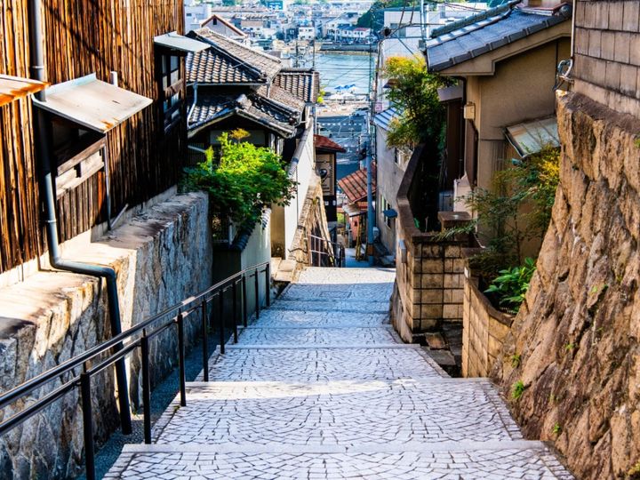 All About ニュース編集部が全国250人を対象に実施した「老後に住みたい広島県の自治体に関するアンケート」の調査結果から、老後に住みたい「広島県の自治体」ランキングを発表！ 2位「尾道市」を抑えた1位は？