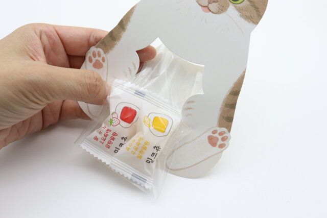 セリアのギミックギフトバッグ 5P キャット シール付きに飴を入れる