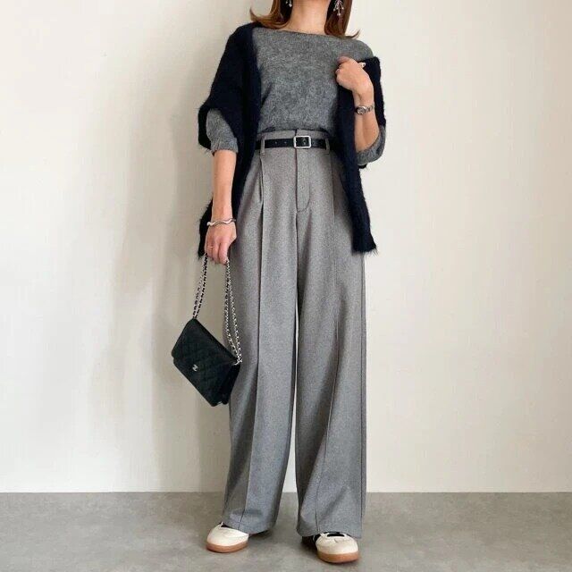 アディダスSamba大人女性おすすめグレーワントーンコーデ