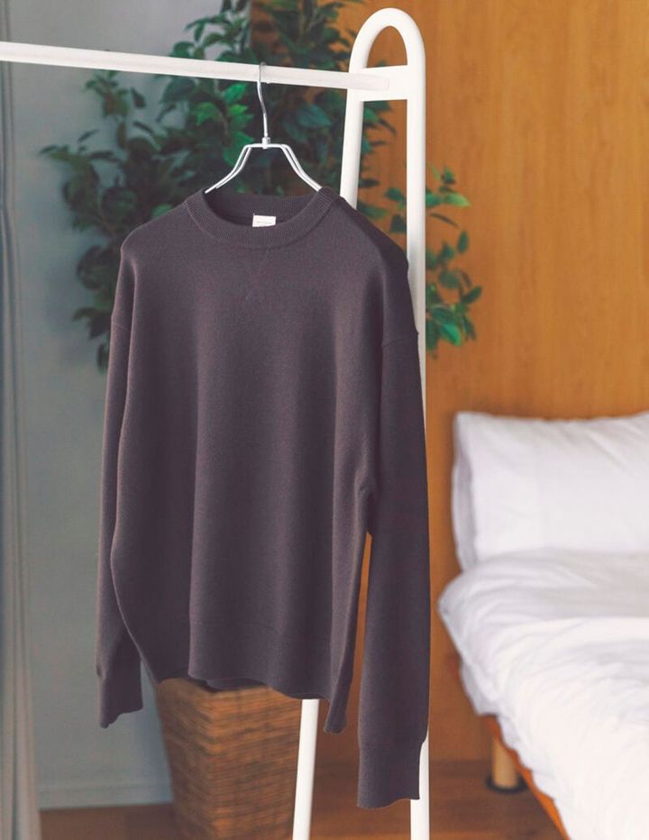 スウェットライクに着られる新感覚な着心地。適度にゆとりのあるシルエットが着やすい。ニット（アーバンリサーチ ドアーズ／アーバンリサーチ ドアーズ 二子玉川ライズ店）