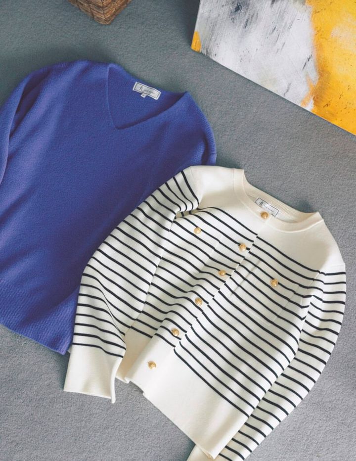 ［左］もっちりなめらかな肌タッチで優しさ健在。顔映りもすっきり。ニット、［右］体のラインを拾わずに着られて、ボタンを閉めて開けても絵になる。カーディガン（ともにロペピクニック／ジュンカスタマーセンター）