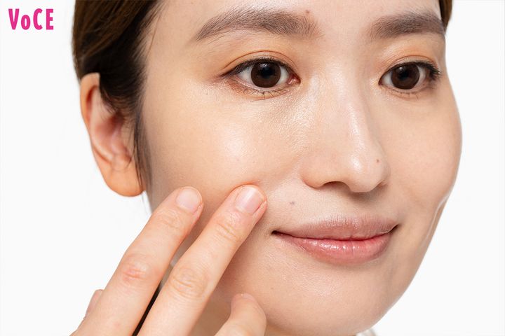 ファンデーションのシワ落ちを防ぐベースメイクのやり方1.シワが気になる部分に「フラット下地」を仕込む