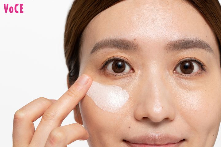 ファンデーションのシワ落ちを防ぐベースメイクのやり方2.保湿下地を内側から外側に向けて塗る