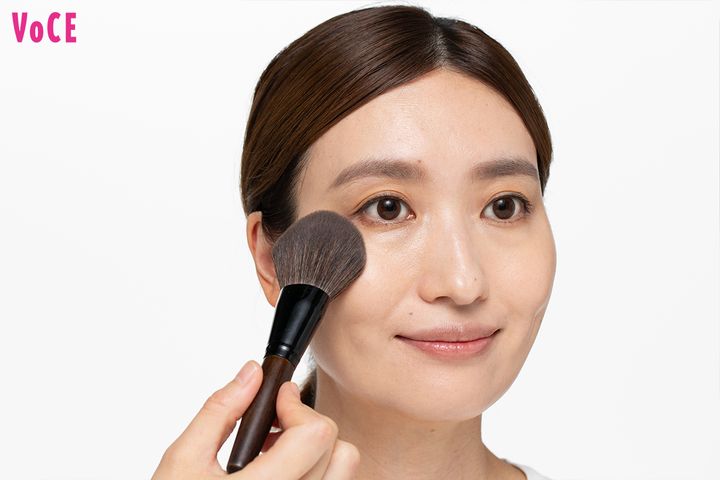 ファンデーションのシワ落ちを防ぐベースメイクのやり方4.フェイスパウダーで防御力を底上げする