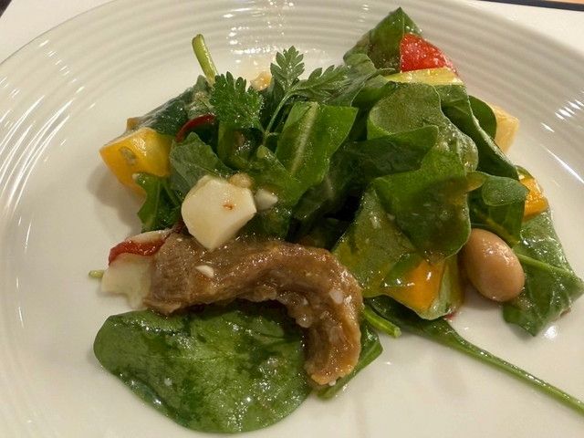 試食会で提供された鹿肉と野菜のサラダ