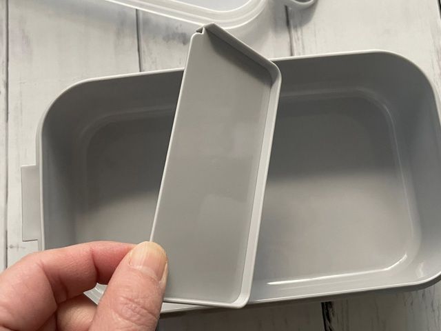 ダイソー 保存容器としても使えるお弁当箱（エア弁付） 仕切り