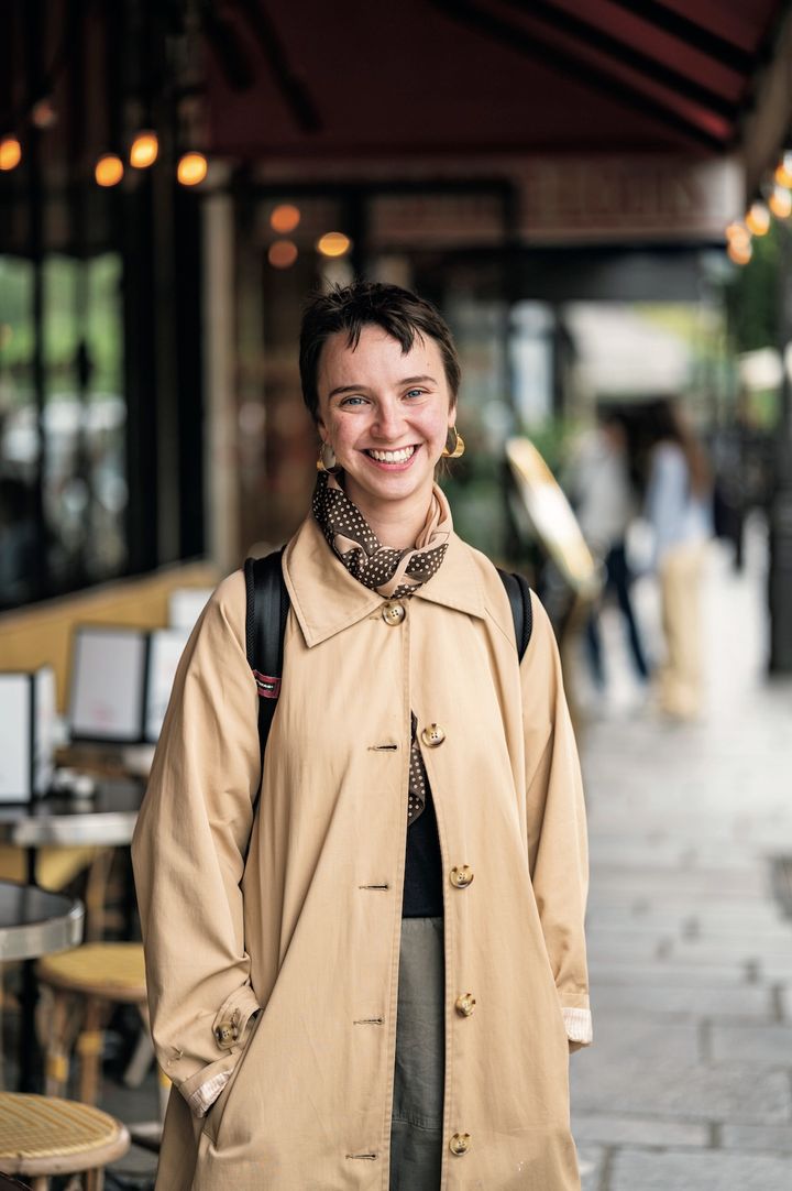 大きめの襟がかわいいステンカラーのコートにスカーフを合わせて、ワンランク上のコーデが完成