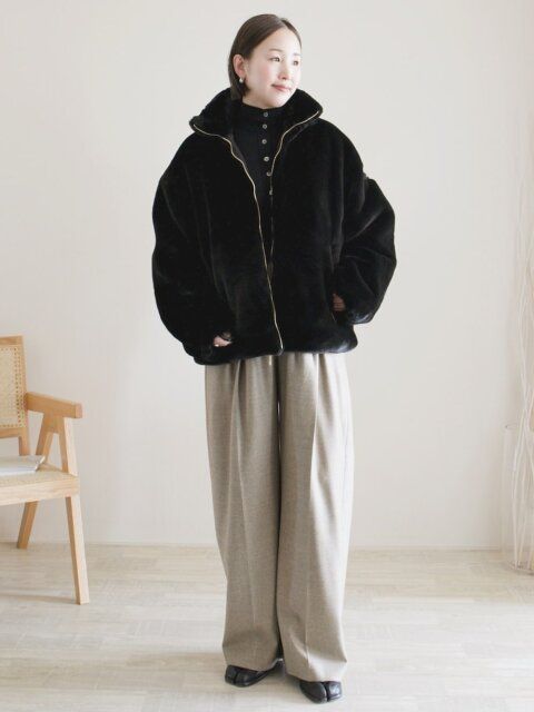 2025冬大人女性もこもこファーアウターブラックカジュアルコーデ
