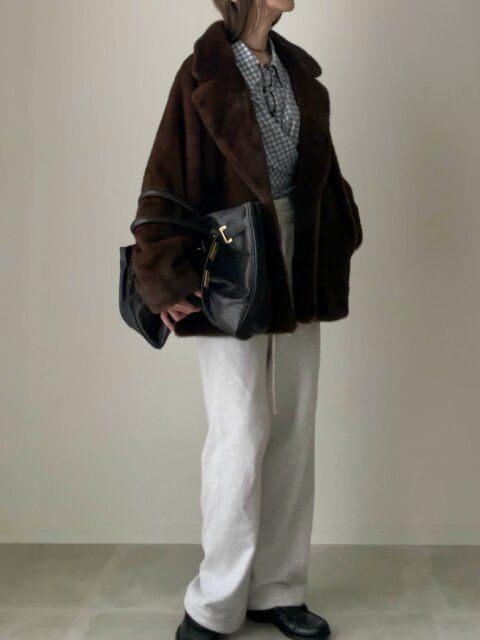 2025冬大人女性もこもこファーアウタースウェットパンツ抜け感コーデ