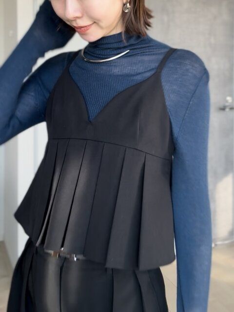 PLSTシアーリブタートルネックセーターのビスチェコーデ