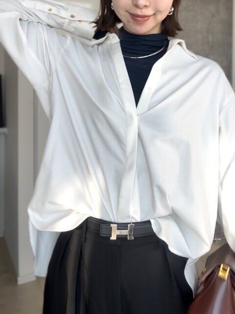 PLSTシアーリブタートルネックセーターのシャツコーデ