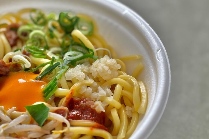 「開けた瞬間から勝ち確！」【ファミマ】有名人監修の麺がハマる味です