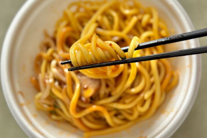 「開けた瞬間から勝ち確！」【ファミマ】有名人監修の麺がハマる味です