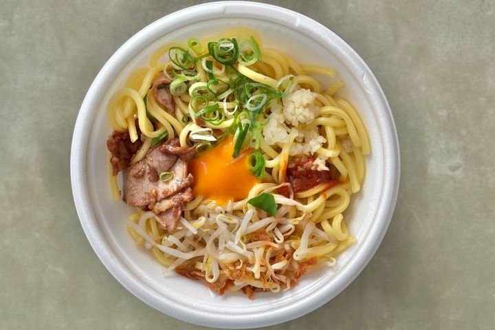 「開けた瞬間から勝ち確！」【ファミマ】有名人監修の麺がハマる味です