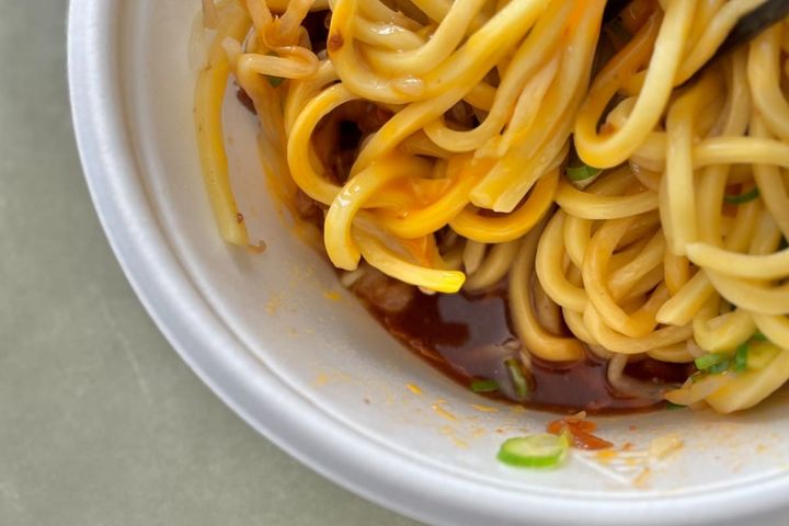 「開けた瞬間から勝ち確！」【ファミマ】有名人監修の麺がハマる味です