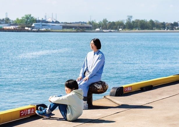 【写真】亡くなった兄(オダギリジョー)の息子と遠くを眺める理子(柴咲コウ) (C)2025「兄を持ち運べるサイズに」製作委員会