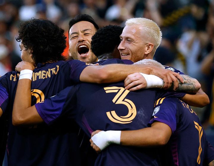 画像: 吉田とマルコ・ロイス（金髪の選手） (C)Getty Images