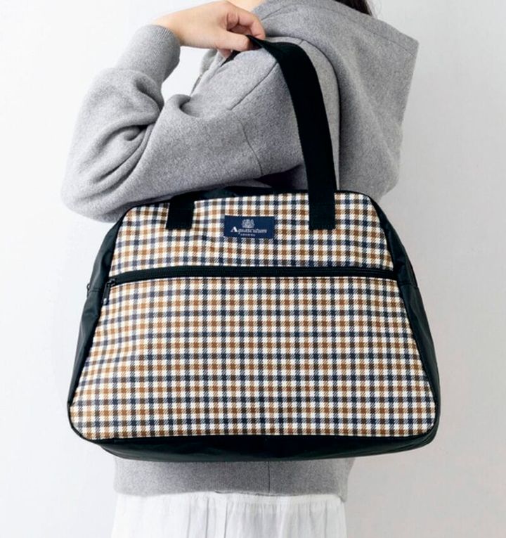 肩掛けしやすい大容量のボストンバッグ