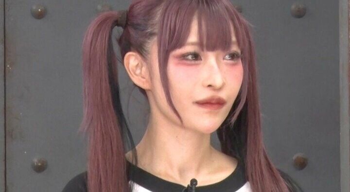 【写真・画像】54歳美魔女、ミニスカから覗く美脚に絶賛の声「足キレイ」22歳の娘と服を交換 1枚目