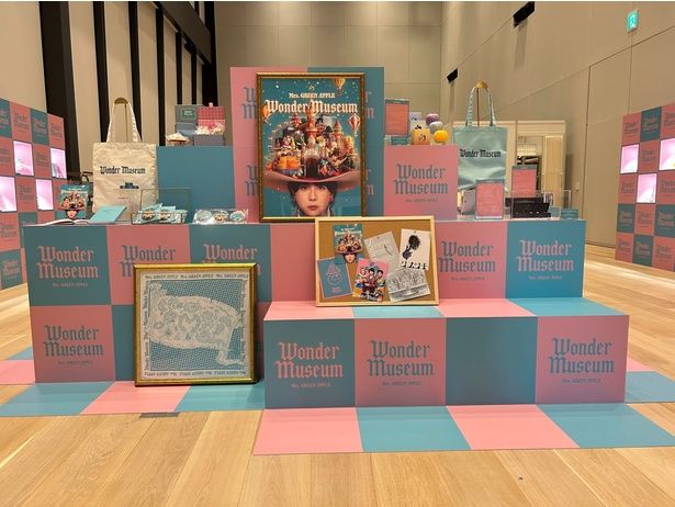 展覧会や、楽曲をモチーフにした「Wonder Museum」オリジナルグッズが並ぶ