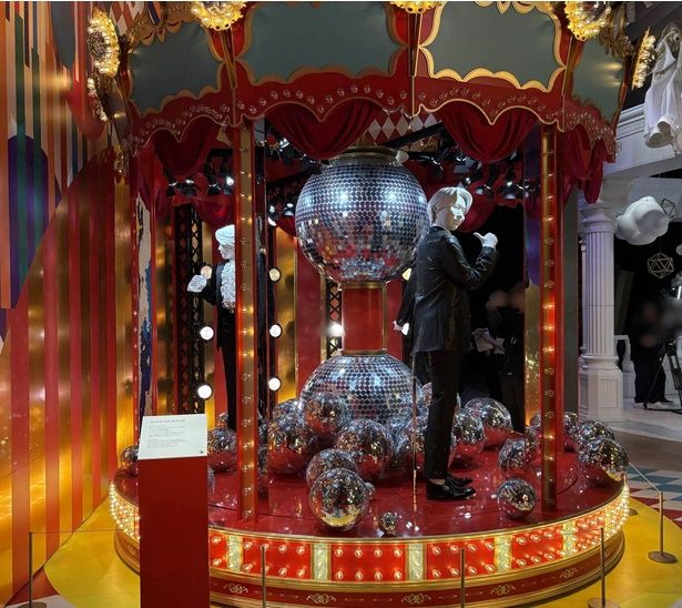 タキシードに身を包んだメンバー3人が『ダンスホール』のおなじみのポーズを取っている「DANCE-GO-ROUND」