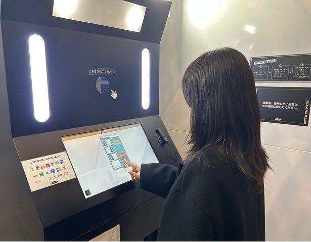 写真は「ビターバカンス」をテーマにした証明写真風オリジナルデザイン！ミセスの3人に交じってどんなポーズをするか前もって決めておこう