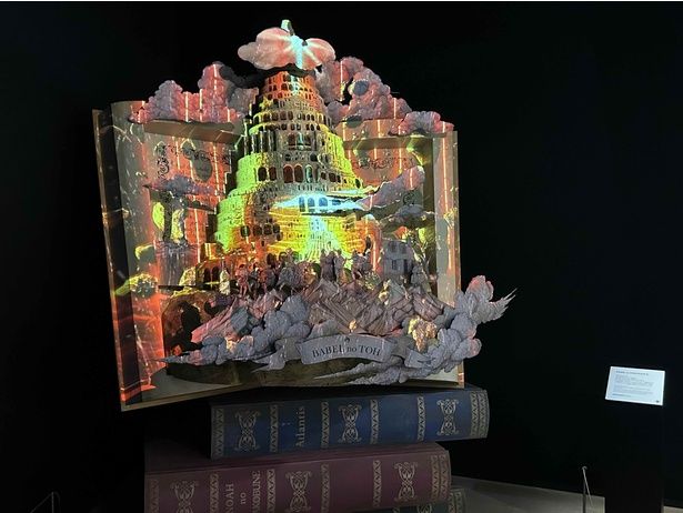 飛び出る絵本の像の演出は迫力満点！ライブツアーのネタバレは含まれないので安心して楽しもう