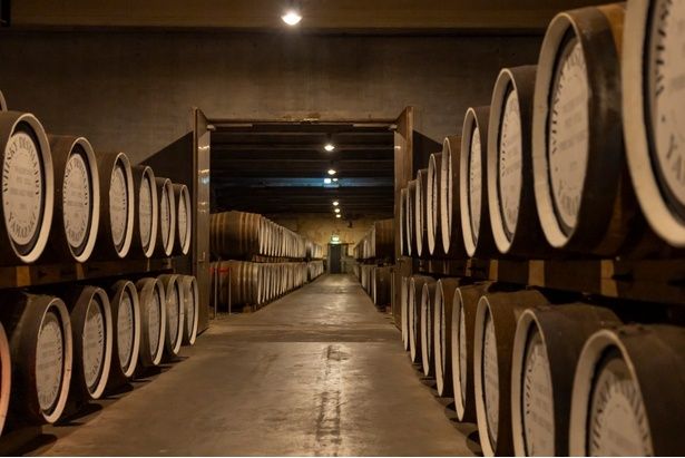 原酒を保管する貯蔵庫。樽の中で熟成を重ねることで、芳醇で複雑な香味が原酒に付与される