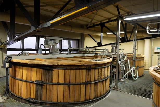 仕込んだ麦汁に酵母を加え、発酵を行う米松製の木桶発酵槽。サントリーでは耐久性の高いステンレス製の発酵槽と使い分けている