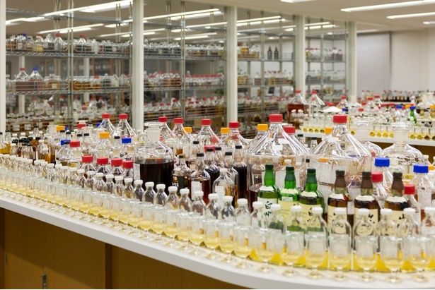 サントリー山崎蒸溜所のブレンダー室。数え切れないほどの原酒が置かれているが、ブレンダーたちはどこに何があるか把握しているらしい