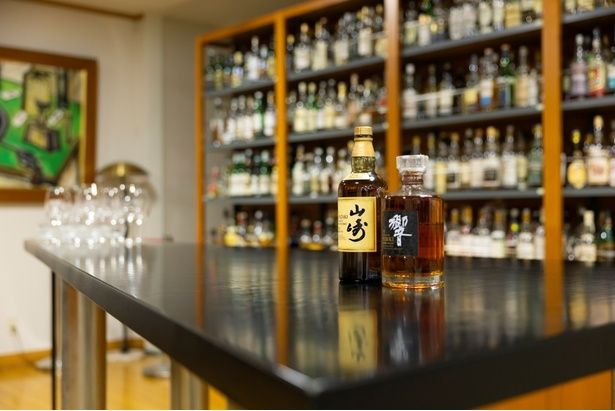 試飲を行うバーコーナー。この日はクリスマスらしい音楽が流れていた