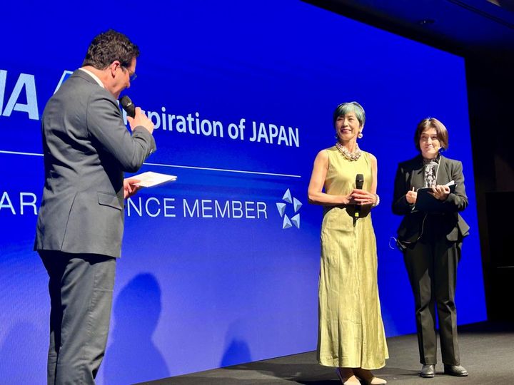 イスタンブールで開かれた、直行便就航記念のパーティーにて、「飛んでイスタンブール」を披露