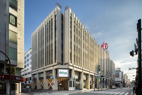 【東京都新宿区】銀行・カフェ・オフィスが一体になった新店舗「Olive LOUNGE 新宿通」オープン
