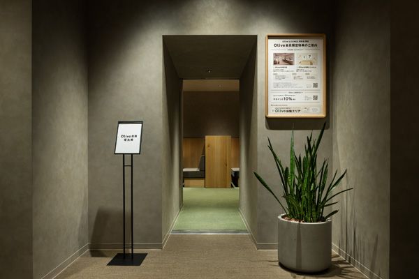 【東京都新宿区】銀行・カフェ・オフィスが一体になった新店舗「Olive LOUNGE 新宿通」オープン