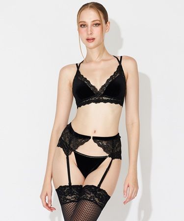 タイ発のランジェリー「ANNEBRA」にブラック＆レッドのホリデーコレクションが登場！