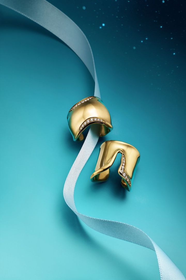 〈左〉「エルサ・ペレッティ™ ボーン リング」（YG×ダイヤモンド）￥1,177,000 〈右〉「エルサ・ペレッティ™ スプリット リング」（YG×ダイヤモンド）￥1,012,000