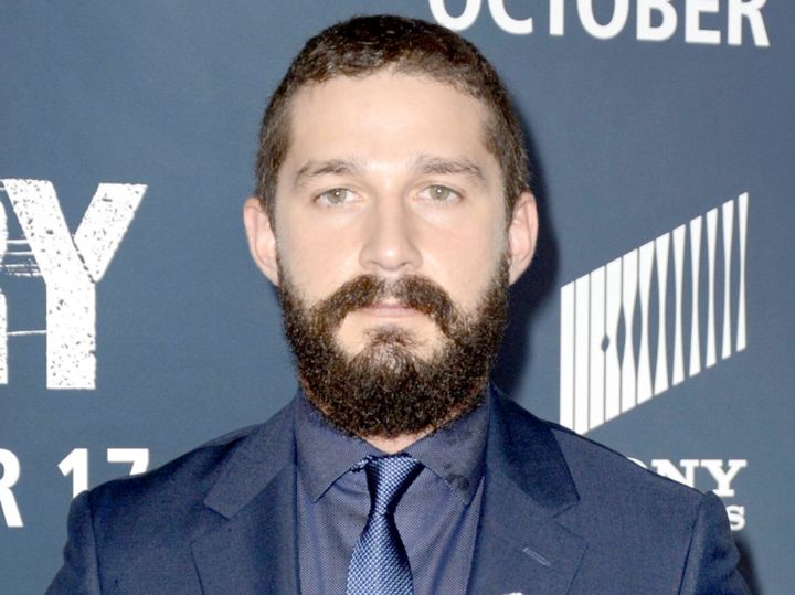 シャイア・ラブーフ、愛娘モチーフとみられる巨大タトゥーを公開 （C）AFLO width=