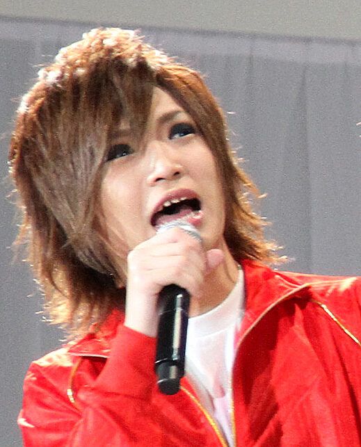 4人組エアーバンド「ゴールデンボンバー」のボーカル・鬼龍院翔さん（41）の「自虐投稿」に反響が集まっています。