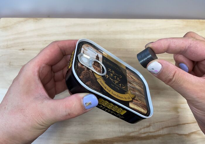 『ツナ缶の油』が放置でピカピカに！？汚れもニオイも全部消えた〈100均アイテム〉の正体♡