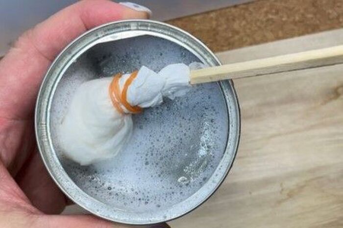 『ツナ缶の油』が放置でピカピカに！？汚れもニオイも全部消えた〈100均アイテム〉の正体♡