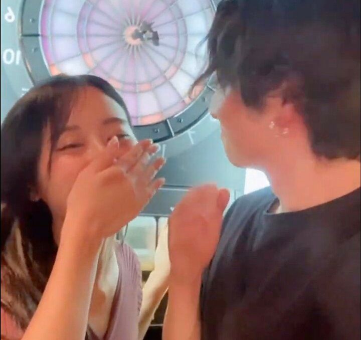 【写真・画像】モテすぎる彼女が違う男と…ダーツバーでの刺激的な“キス動画”に彼氏が動揺「いてもたってもいられない」 1枚目