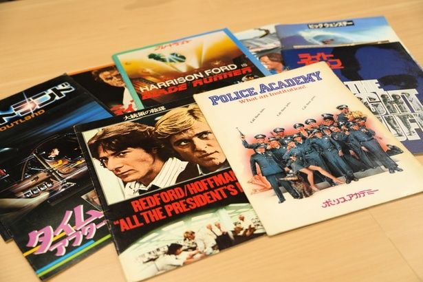 【写真を見る】ワーナー愛が爆発！取材のために持ち寄ってくれた、思い出が詰まった当時のパンフレットたち 写真は渡辺麻紀氏、相馬学氏の私物より