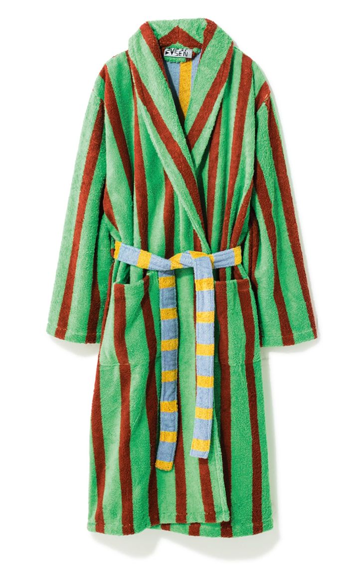 大胆かつ鮮やかなプリントが目を惹くバスローブ