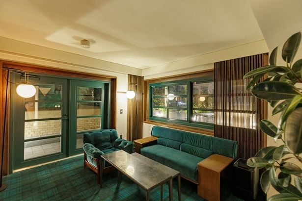 緑と木目を基調にした丸福樓スイートのリビング