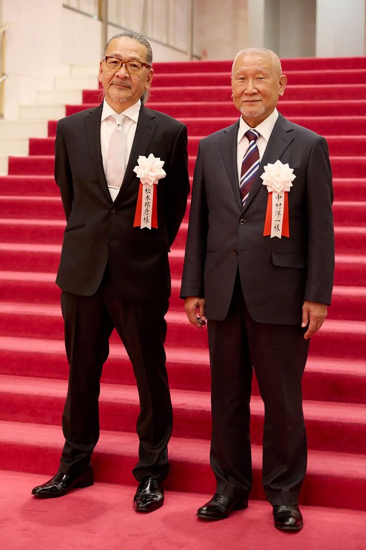 2025年「ニッセイ・バックステージ賞」を受賞した、舞台美術背景の松本文彦さんと衣裳着付けの中村洋一さん