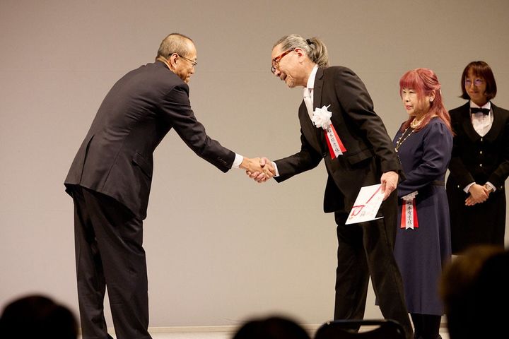 2025年「ニッセイ・バックステージ賞」の授賞式での様子