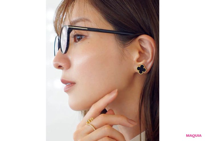 田中みな実の私服 ヴァン クリーフ&アーペルのオニキスイヤリング TOM FORDの眼鏡
