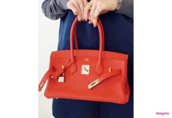 田中みな実の私服 差し色の赤いバッグ